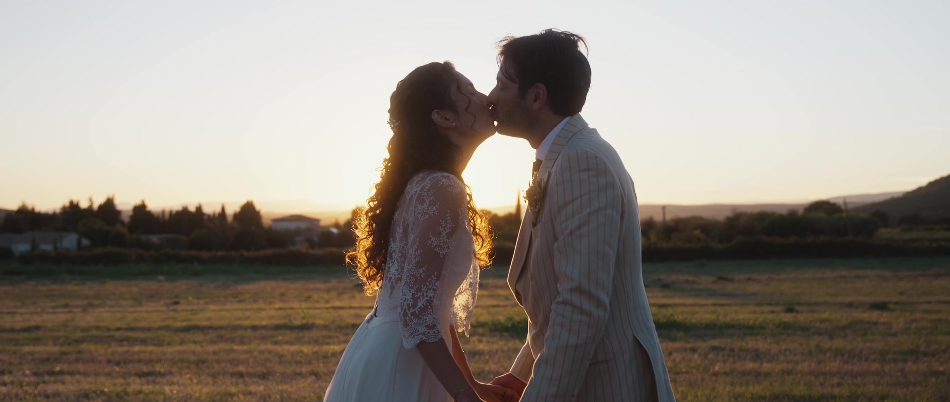 Marie et Kasra s'embrassent face au soleil couchant